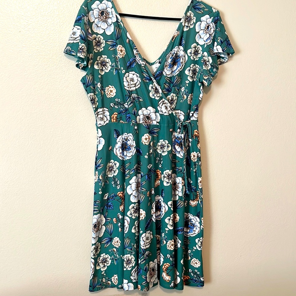 Kaleigh Faux Wrap Deep Cut Floral Print Women’s Dress Size L